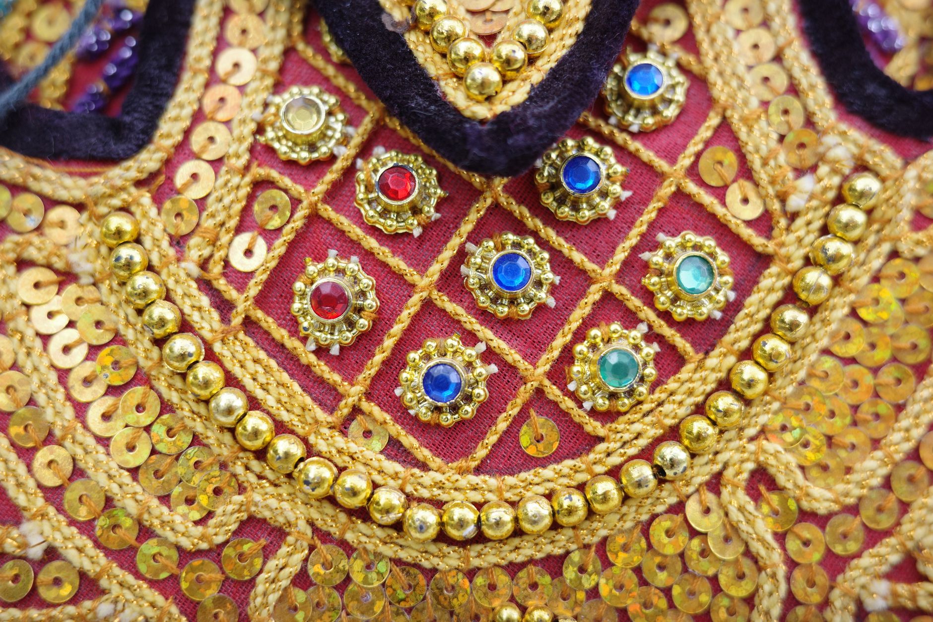 Koleksi jaket custom bordir premium per lusin dengan berbagai motif dan warna mencerminkan harga terbaru.