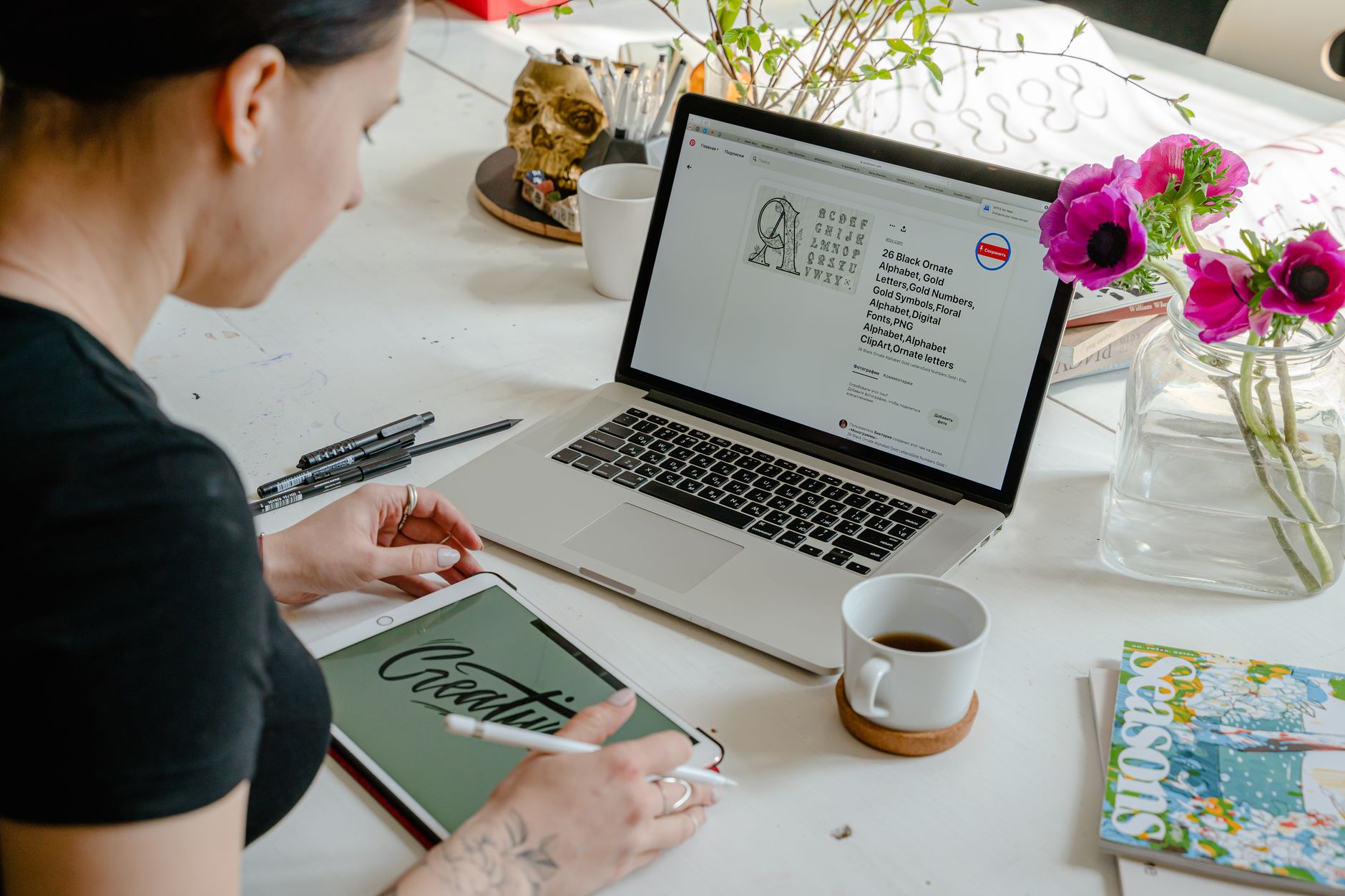 Tampilan monitor menampilkan desain website profesional dan daftar harga jasa bikin website perusahaan toko online restoran hotel klinik catering di Denpasar.