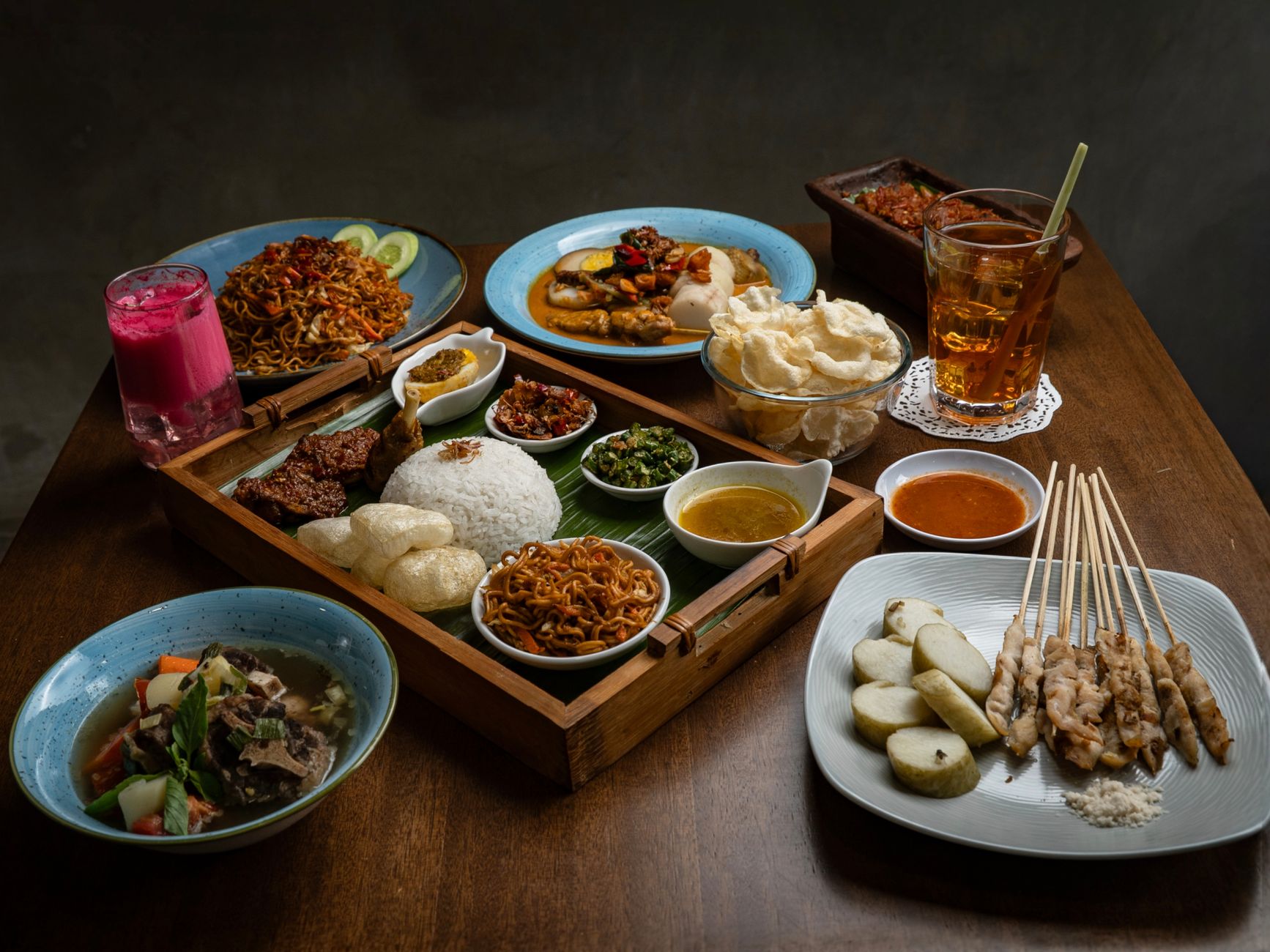 Seorang pemilik restoran di Jakarta melihat tampilan website restoran modern hasil jasa bikin web bagi restoran di Jakarta.