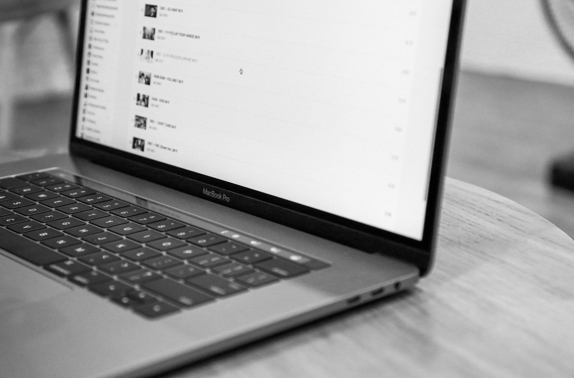 Tim kreatif merancang situs web modern untuk startup, menawarkan Jasa Bikin Web bagi Startup di Denpasar dengan desain responsif.