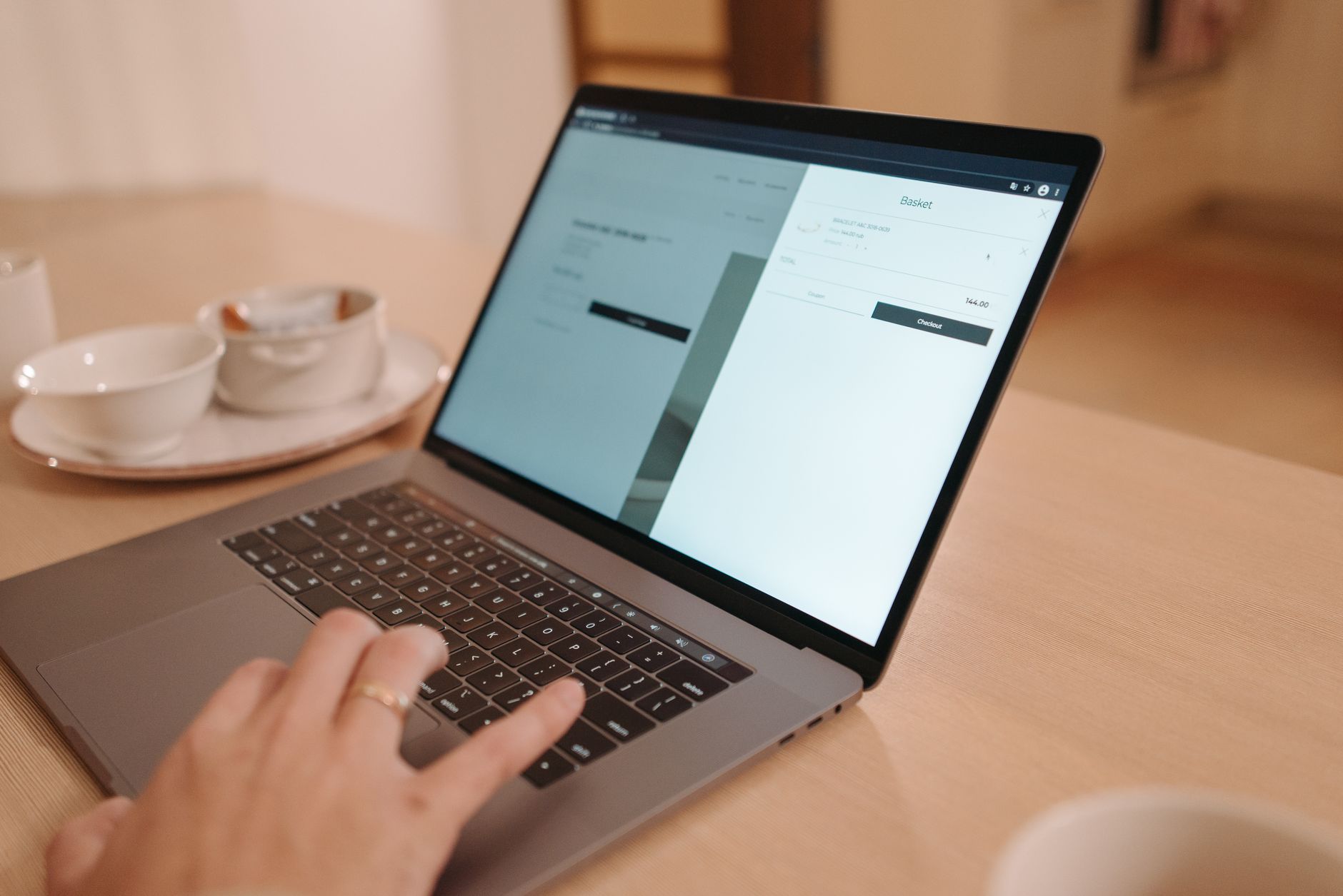 Pengembang startup Jakarta merancang website di laptop, layanan jasa bikin web bagi startup di Jakarta.