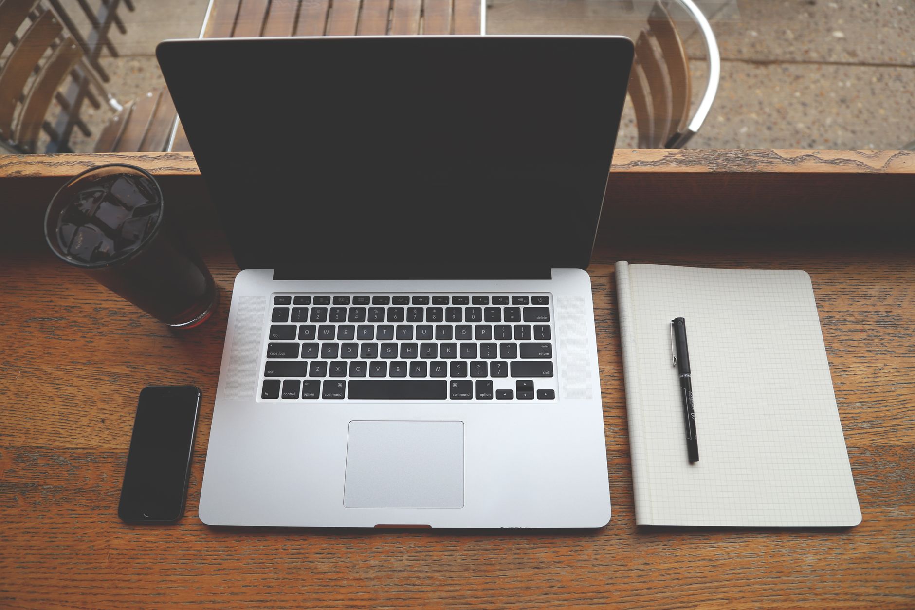 Proses pembuatan website toko online modern di Denpasar menggunakan jasa bikin web bagi toko online di Denpasar yang profesional.