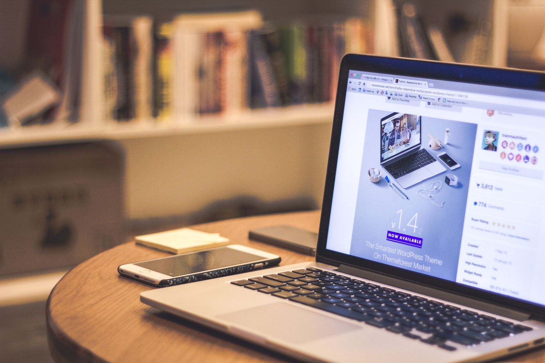 Tim profesional merancang tampilan website toko online pada laptop, menyediakan Jasa Bikin Web bagi Toko Online di Yogyakarta.