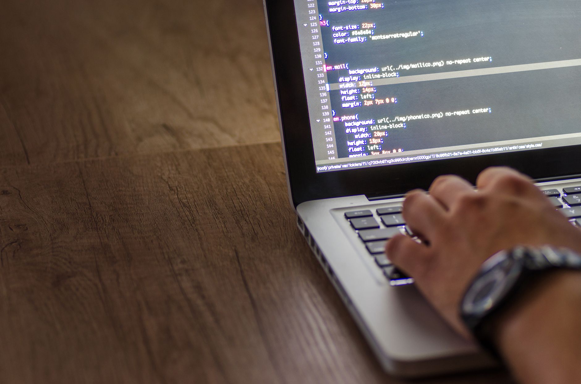 Proses optimasi kecepatan website WordPress dengan plugin caching dan pengaturan server pada layar laptop.