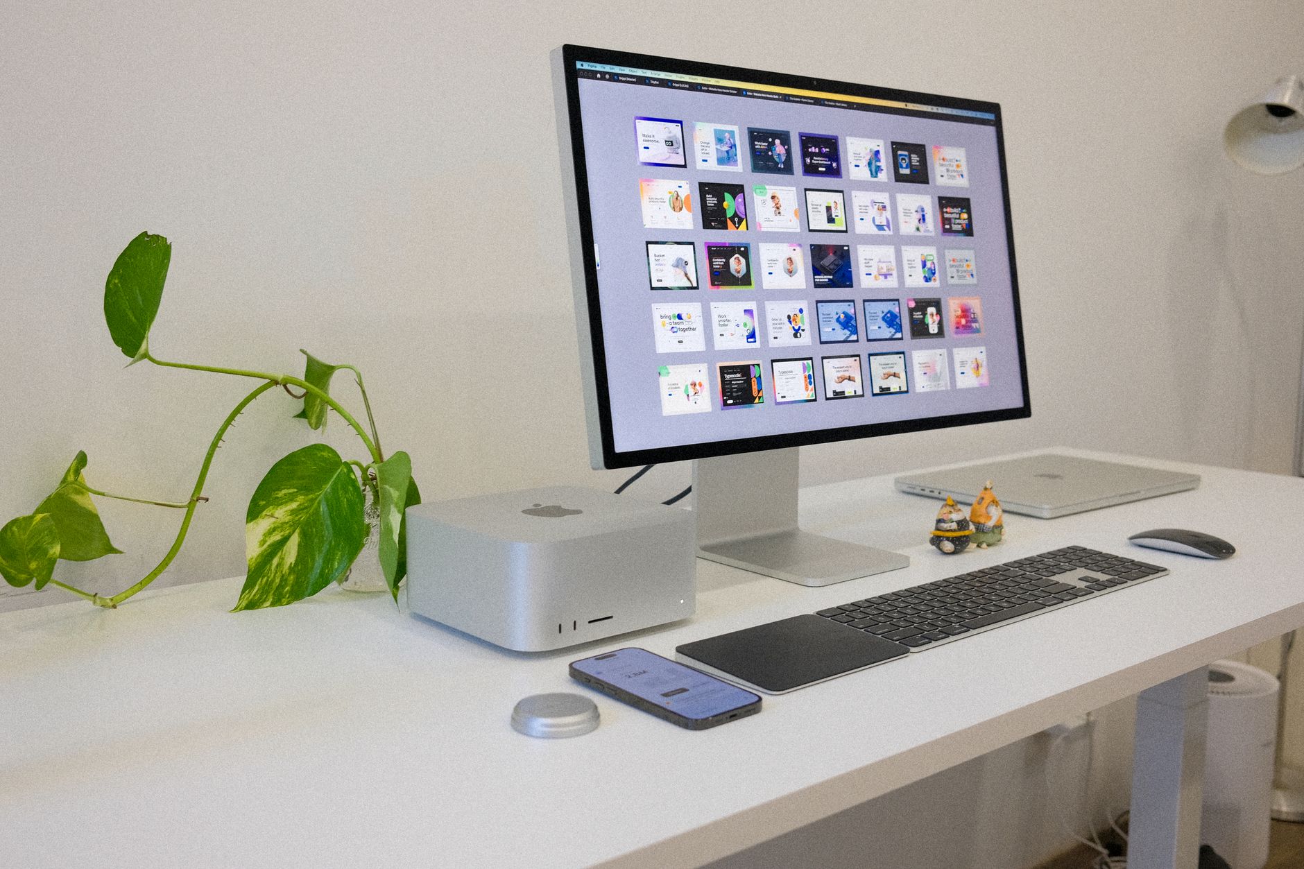 Laptop menampilkan halaman website company profile profesional sebagai contoh panduan website company profile untuk bisnis langkah demi langkah.
