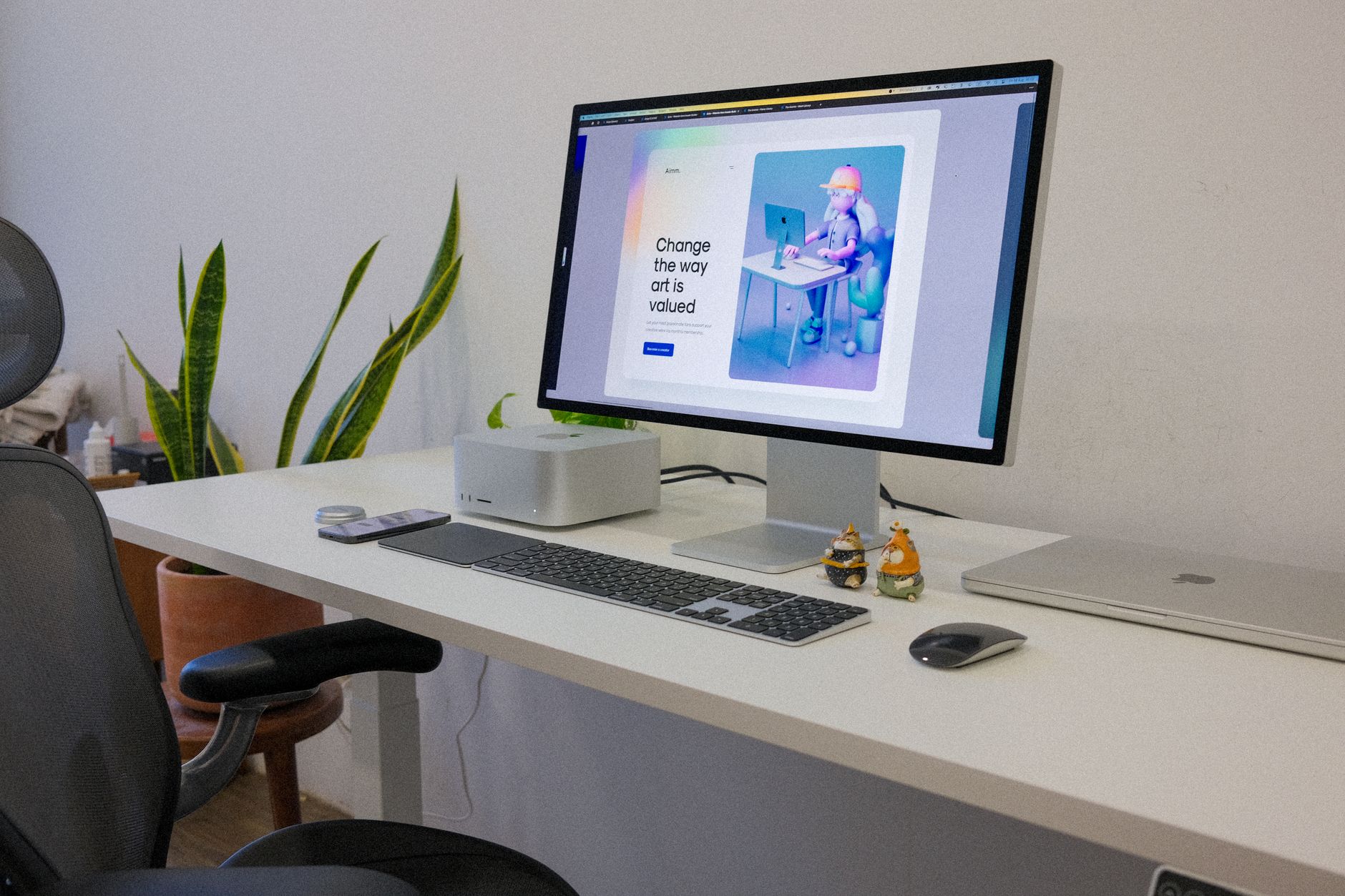 Tampilan halaman website company profile bisnis dengan menu navigasi, logo, dan informasi kontak lengkap.